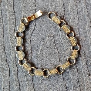 VTG Sarah Coventry Floral Embossed Fashion Bracelet Young And Gay Gold Tone